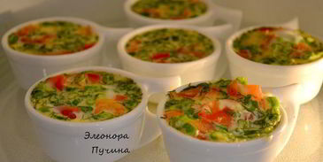 куриная грудка и яичница в кокотнице