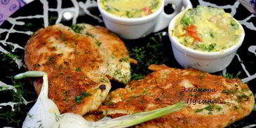 куриная грудка и яичница в кокотнице