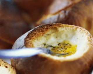 Оригинальная яичница на завтрак, запеченная в булочке