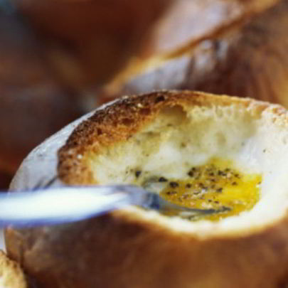 Оригинальная яичница на завтрак, запеченная в булочке