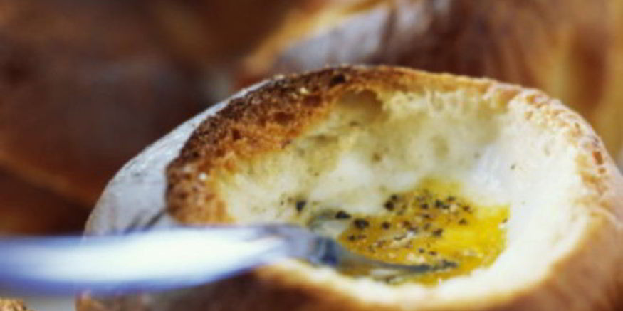 Рецепт оригинальной яичницы на завтрак, запеченная в булочке