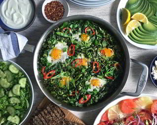 Шакшука с мангольдом зеленью и цукини