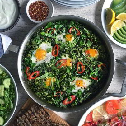 Шакшука с мангольдом зеленью и цукини