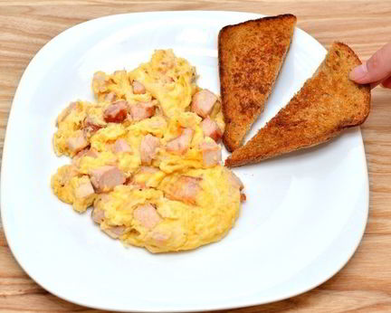 Яичница-болтунья с копченостями