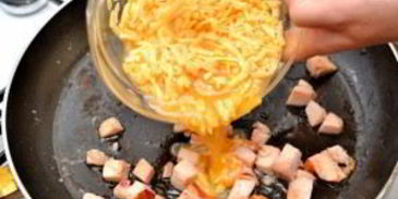 яичница-болтунья с копченостями