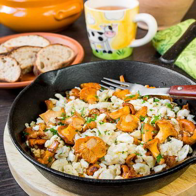 Яичница-болтунья с лисичками и луком