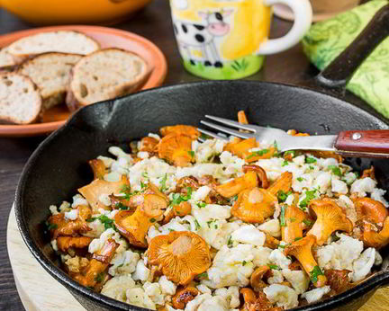 Яичница-болтунья с лисичками и луком