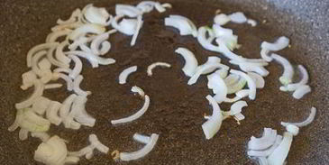 яичница-болтунья с лисичками и луком