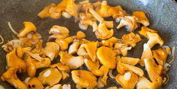 яичница-болтунья с лисичками и луком