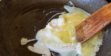 яичница-болтунья с лисичками и луком