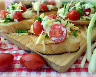 Яичница-болтунья с сыром джюгас на хрустящих тостах