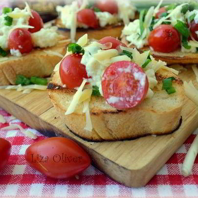 Яичница-болтунья с сыром джюгас на хрустящих тостах