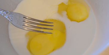 яичница-болтунья с сыром джюгас на хрустящих тостах