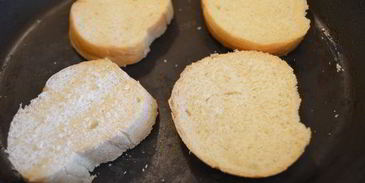 яичница-болтунья с сыром джюгас на хрустящих тостах