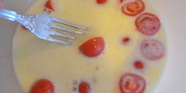 яичница-болтунья с сыром джюгас на хрустящих тостах