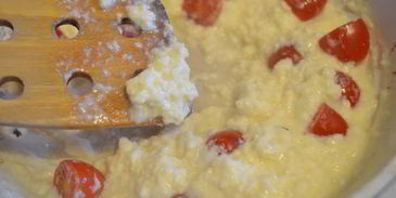 яичница-болтунья с сыром джюгас на хрустящих тостах