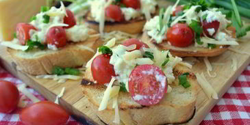 яичница-болтунья с сыром джюгас на хрустящих тостах