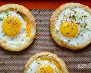 Яичница на слоеном тесте