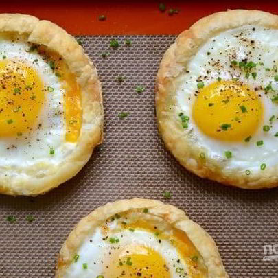 Яичница на слоеном тесте