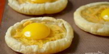 яичница на слоеном тесте