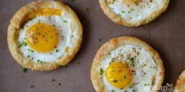 яичница на слоеном тесте