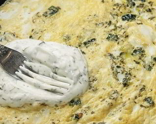 Яичница по-азербайджански с зеленью