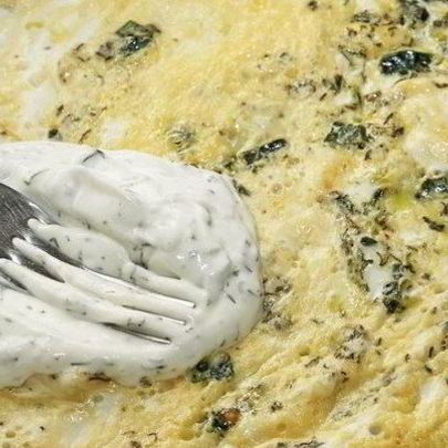 Яичница по-азербайджански с зеленью