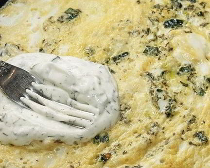 Яичница по-азербайджански с зеленью