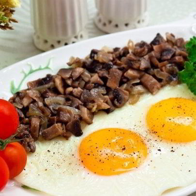 Яичница с грибами и луком
