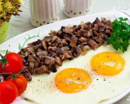 Яичница с грибами и луком