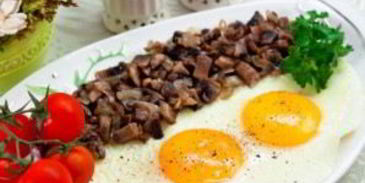 яичница с грибами и луком