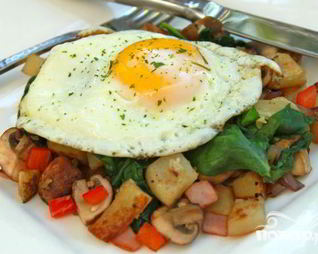 Яичница с грибами на завтрак