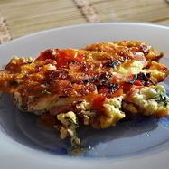 Рецепт Яичницы с колбасой, помидорами и сыром