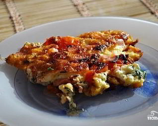 Яичница с колбасой, помидорами и сыром