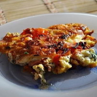 Яичница с колбасой, помидорами и сыром