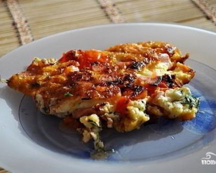 Яичница с колбасой, помидорами и сыром