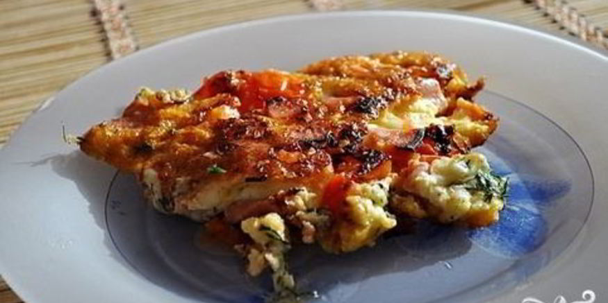 Рецепт яичницы с колбасой, помидорами и сыром