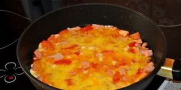 яичница с колбасой, помидорами и сыром