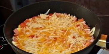 яичница с колбасой, помидорами и сыром
