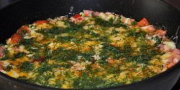 яичница с колбасой, помидорами и сыром