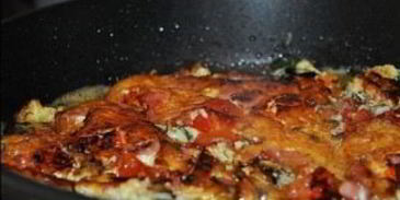 яичница с колбасой, помидорами и сыром