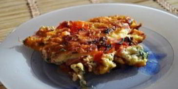 яичница с колбасой, помидорами и сыром