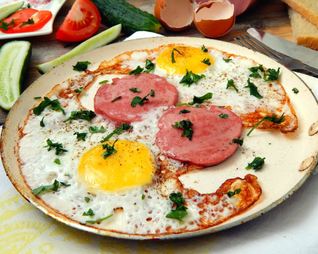 Яичница с колбасой