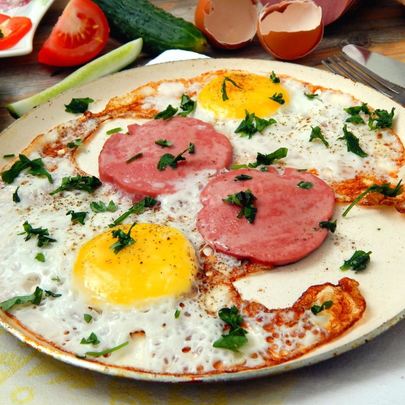 Яичница с колбасой