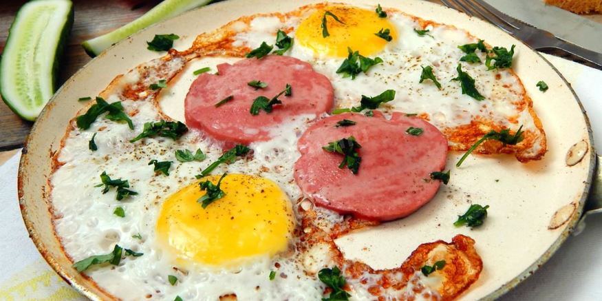 Рецепт яичницы с колбасой