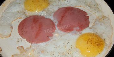 яичница с колбасой