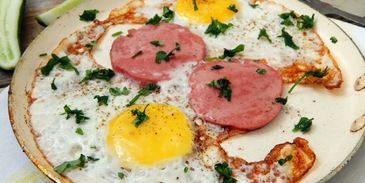 яичница с колбасой