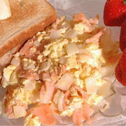 Яичница с копченым лососем и лимонным кремом