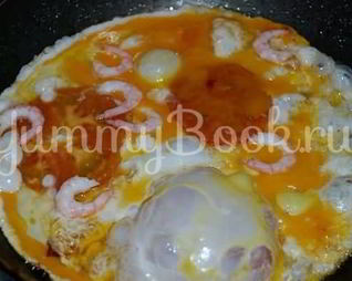 Яичница с креветками