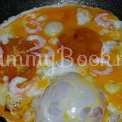 Яичница с креветками